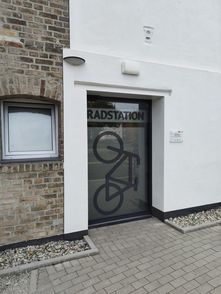 Aus altem Bahnwärterhaus wird moderne Fahrrad- und Gepäckstation